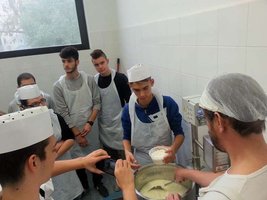 Studenter på ystekurs i Italia. Ysteseminar, kurs i hvordan lage ost. Studietur