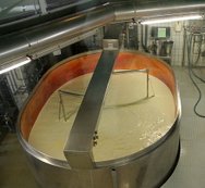 ysting i Parma, produksjon av parmesanost med ustyr fra vår produsent.
