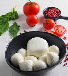 Hva kan du lage med miniystekjelen? Ostemasse for Mozzarella kan man lage. I tillegg kommer strekking og knaing i varmt vann.
